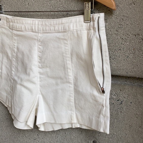 H&M High Rise White stretchy Shorts - Picture 3 of 8